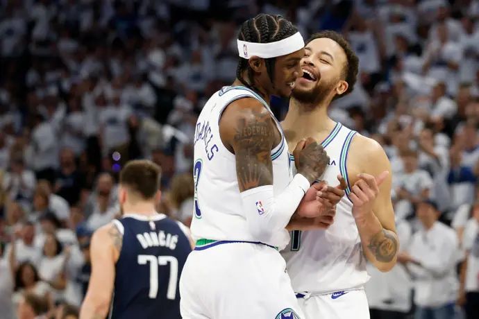 שחקני מינסוטה טימברוולבס קייל אנדרסון, ג'יידן מקדניאלס