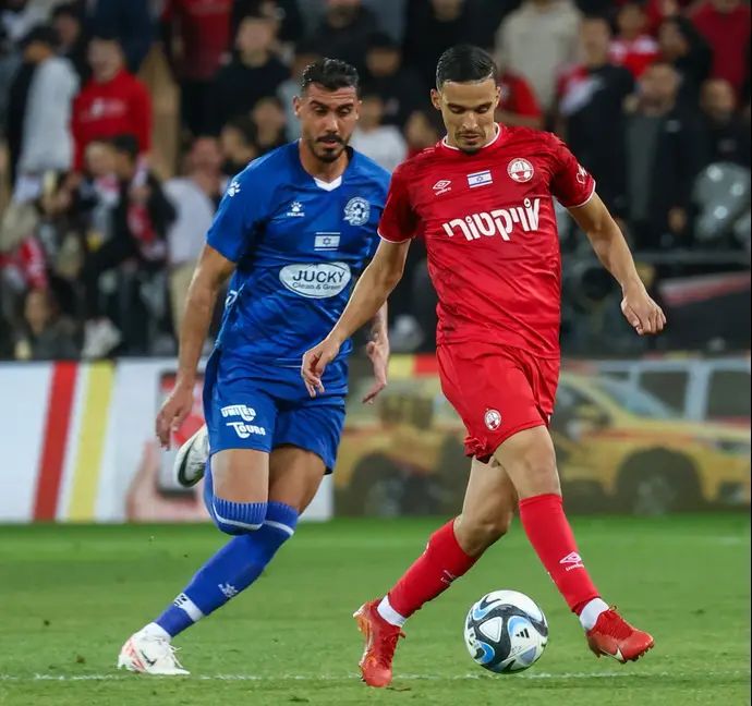 אימרן אולד עומאר שחקן הפועל באר שבע לפני אנדראס קארו שחקן מכבי פתח תקוה