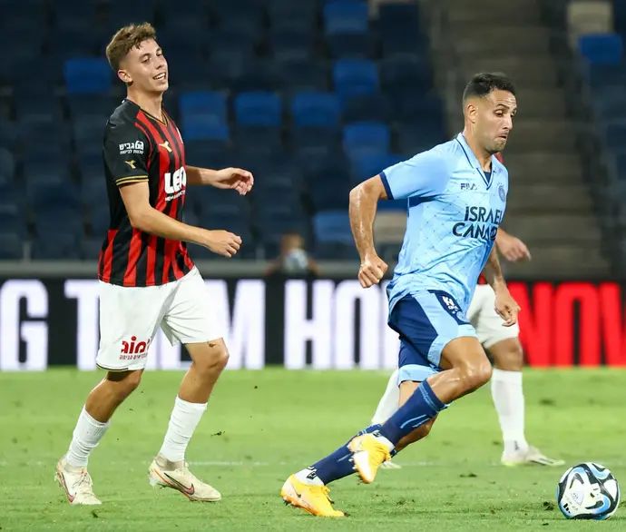 שחקן מכבי תל אביב אייל גולסה לפני שחקן הפועל חיפה נועם בן הרוש