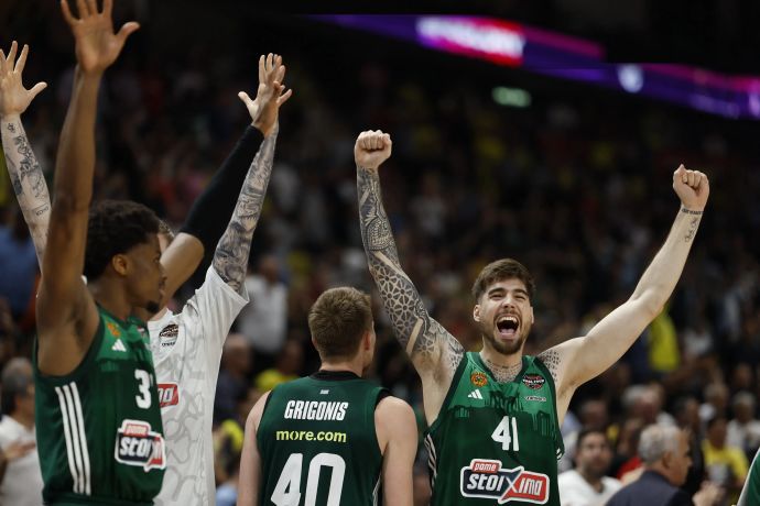 שחקני פנאתינייקוס חוגגים