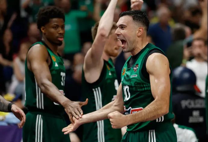 קוסטס סלוקאס שחקן פנאתינייקוס