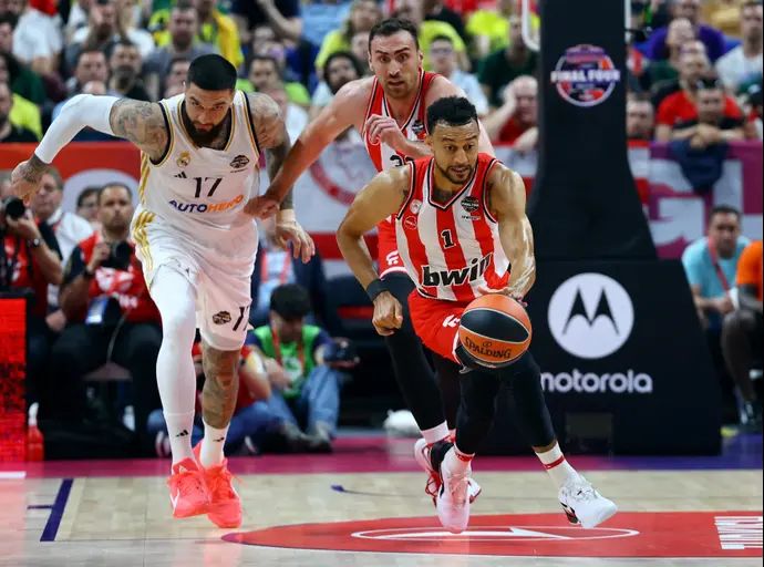 שחקן אולימפיאקוס נייג'ל וויליאמס-גוס