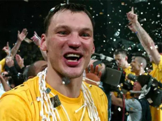 שארונס יאסיקביצ'יוס שאראס חוגג זכיה ביורוליג רויטרס