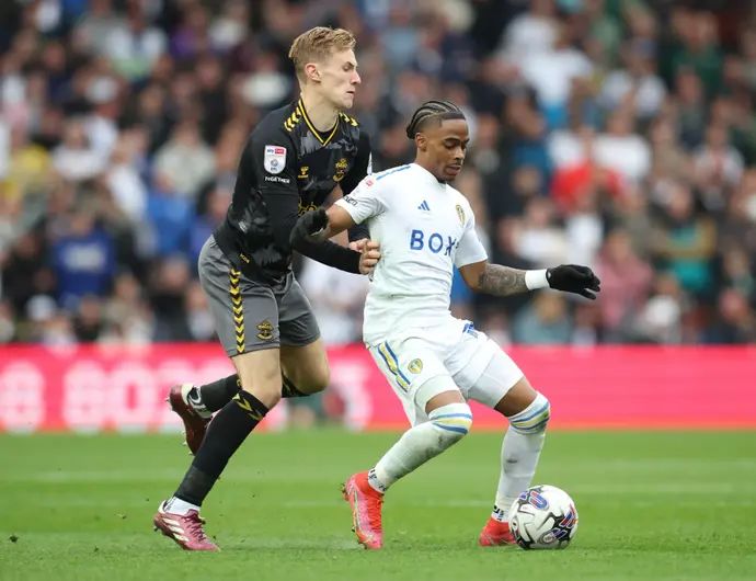 קריסנסיו סאמרוויל שחקן לידס יונייטד לפני פלין דאונס שחקן סאות'המפטון