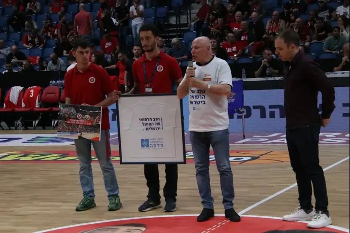 יורם וייס מנכ"ל הדסה מעניק את התעודה