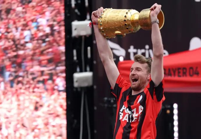 לוקאש הראדצקי שוער באייר לברקוזן עם הגביע הגרמני במצעד הדאבל