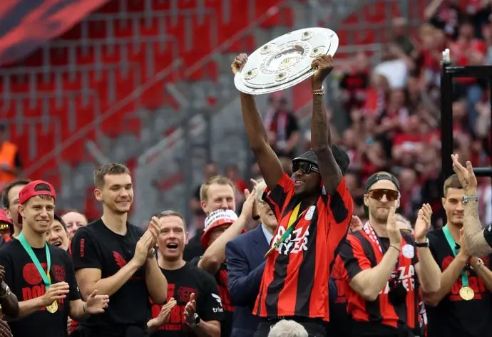 ויקטור בוניפייס שחקן באייר לברקוזן עם צלחת האליפות