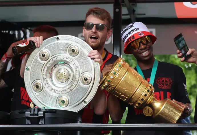 ג'רמי פרימפונג עם הגביע, לוקאש הראדצקי עם צלחת האליפות, חגיגות הדאבל של באייר לברקוזן