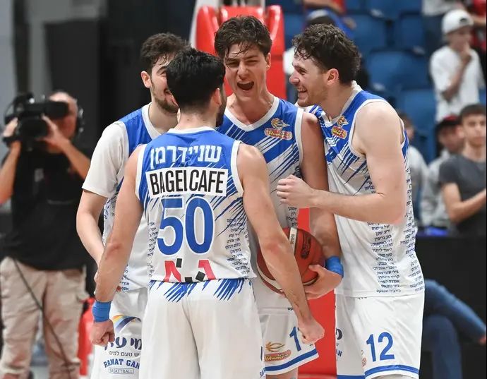 אדם אריאל חוגג עם שחקני מכבי רמת גן