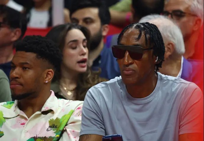 סקוטי פיפן לצד יאניס אנטטוקמפו בגמר היורוליג