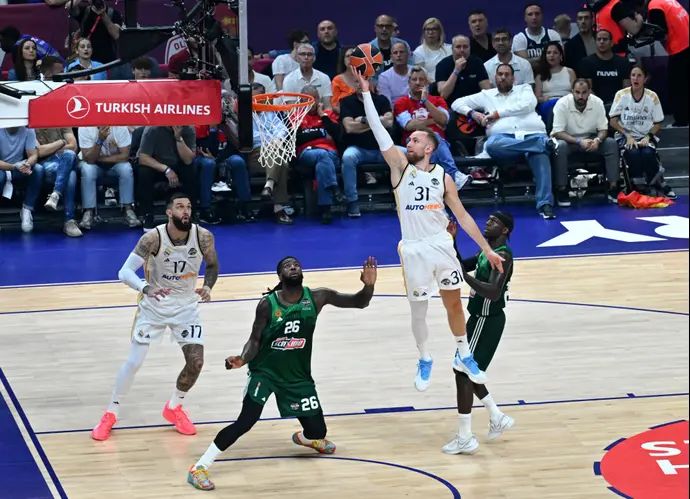 שחקן ריאל מדריד דז'נאן מוסה קולע נגד פנאתינייקוס