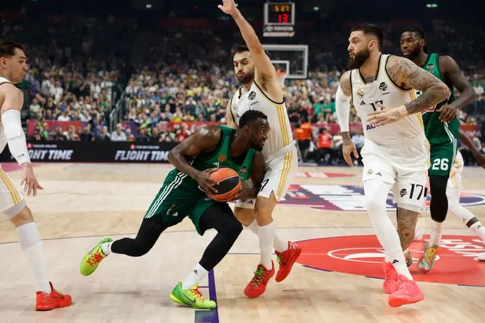 שחקן פנאתינייקוס ג'ריאן גרנט מול שחקן ריאל מדריד פקונדו קמפאסו