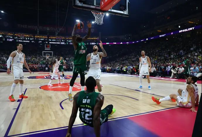 שחקן פנאתינייקוס מתיאס לסור זורק מול שחקן ריאל מדריד ונסן פוארייה