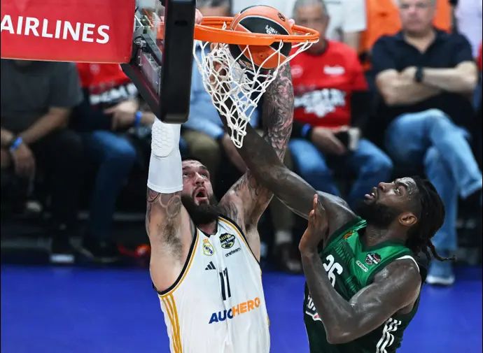 שחקן ריאל מדריד ונסן פוארייה מטביע על שחקן פנאתינייקוס מתיאס לסור