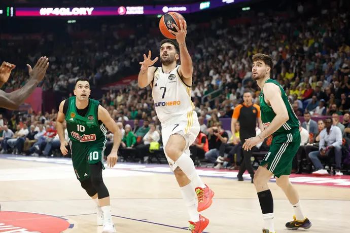 שחקן ריאל מדריד פקונדו קמפאסו מול פנאתינייקוס