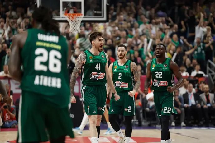 שחקן פנאתינייקוס חואנצ'ו הרננגומס חוגג ליד לוקה וילדוסה, ג'ריאן גרנט