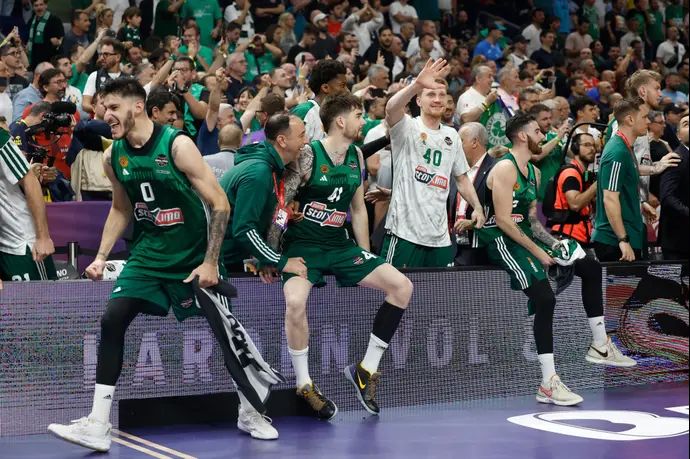 ספסל פנאתינייקוס חוגג