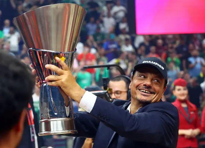 מאמן פנאתינייקוס ארגין עתמאן עם גביע היורוליג