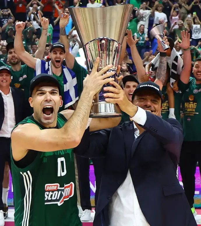 מאמן פנאתינייקוס ארגין עתמאן מניף את גביע היורוליג עם קוסטאס סלוקאס