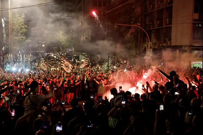 כיכר אומוניה, אתונה: אוהדי פנאתינייקוס חוגגים זכייה ביורוליג