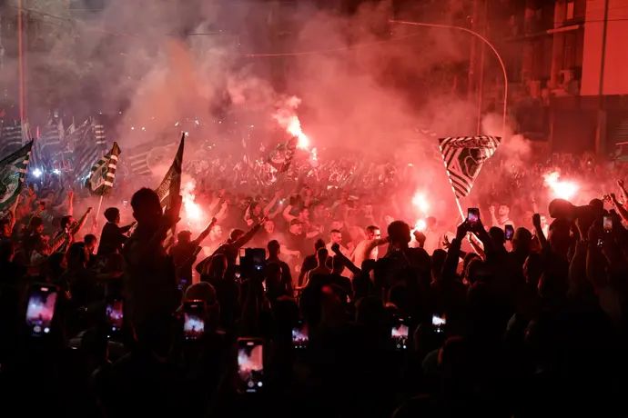 כיכר אומוניה, אתונה: אוהדי פנאתינייקוס חוגגים זכייה ביורוליג