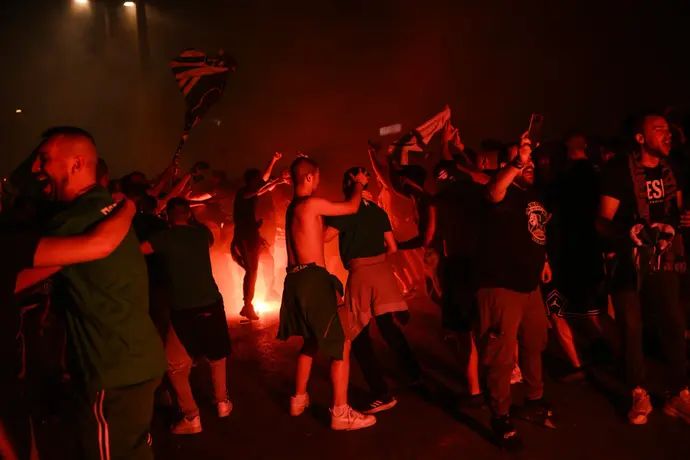 אוהדי פנאתינייקוס חוגגים זכייה ביורוליג