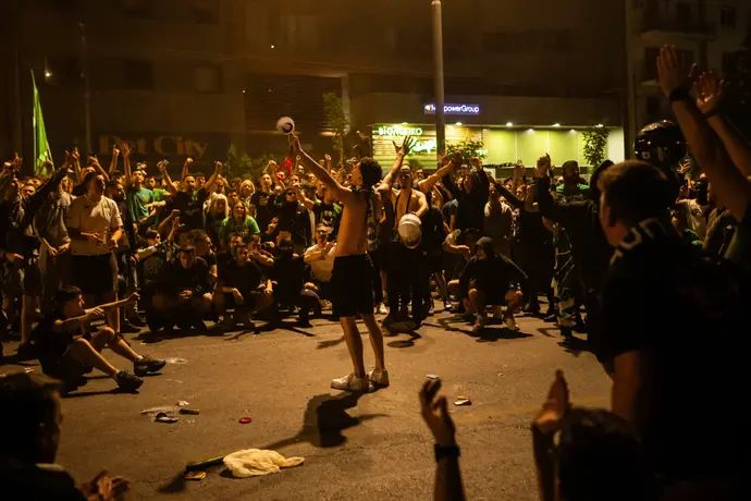 אוהדי פנאתינייקוס חוגגים זכייה ביורוליג