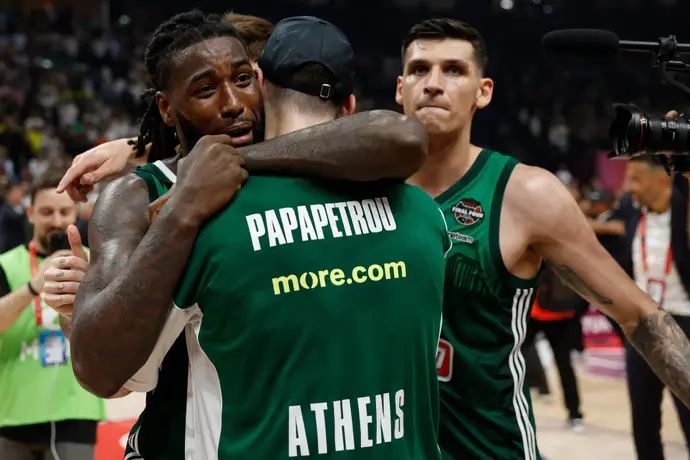 מתיאס לסור, אלוף יורוליג עם פנאתינייקוס מחבק את יואניס פפאפטרו ליד דינוס מיטוגלו