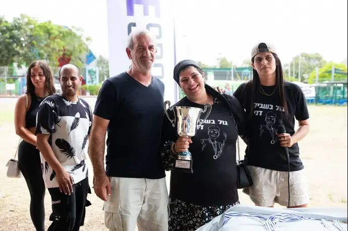 אביה של דניאל כהן ואחותה אלינור, בטורניר ההנצחה לזכר דניאל כהן, שיספורטס