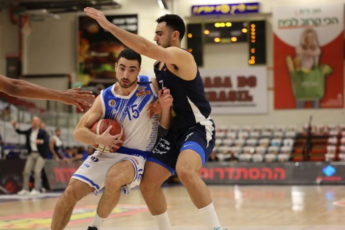 שחקן מכבי עירוני רמת גן ג'ורדן כהן מול שחקן הפועל אילת עידו הראל