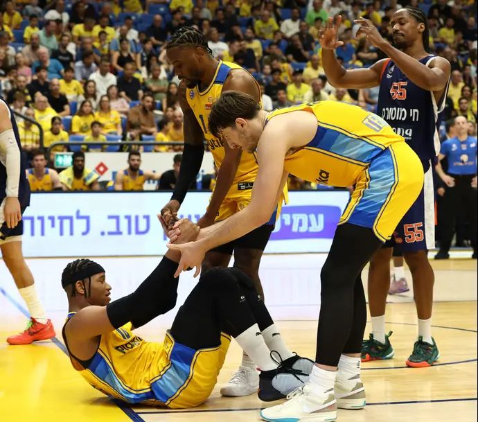 אנטוניוס קליבלנד לצד רומן סורקין מסייעים לחסיאל ריברו מכבי תל אביב