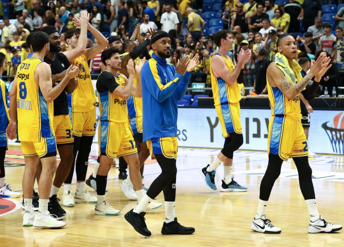 שחקני מכבי תל אביב מודים לקהל