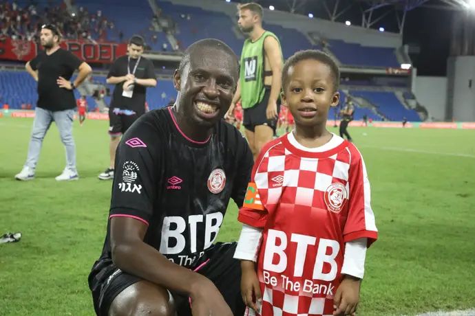 שחקן הפועל חדרה ממאדו אמבוג' עם בנו חליפה