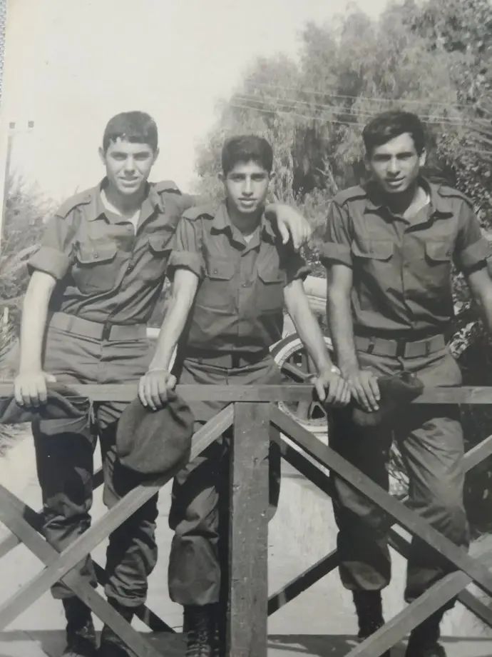 אלברט גזל (במרכז) כחייל