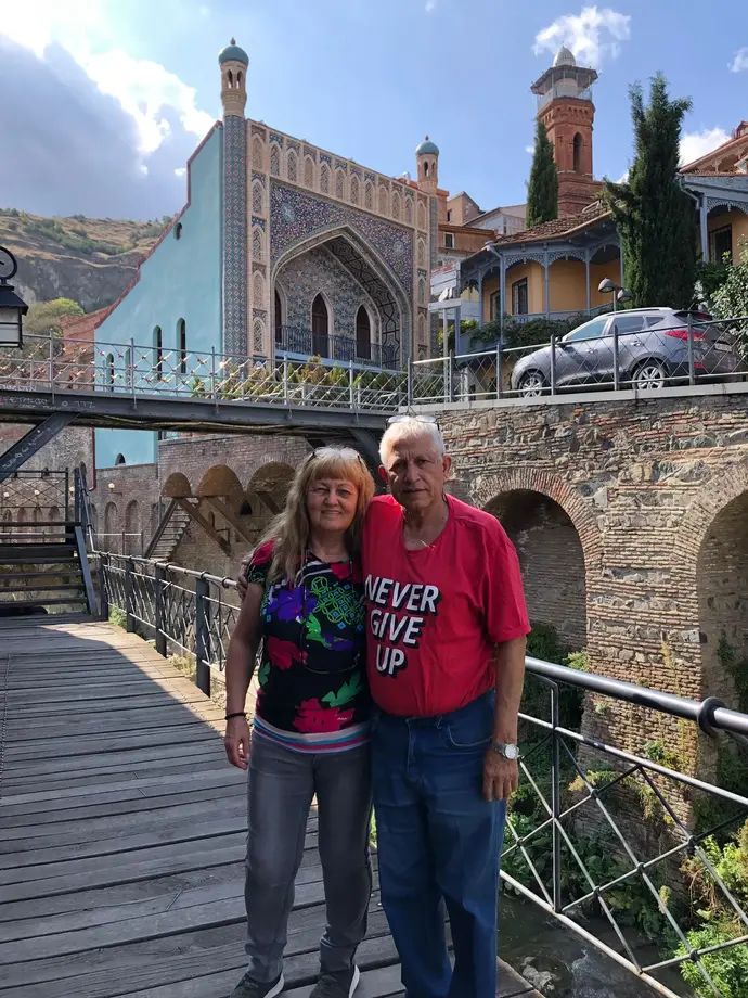 אלברט גזל עם רעייתו שרה