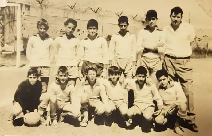 קבוצת הנערים, אלברט גזל כורע שני מימין