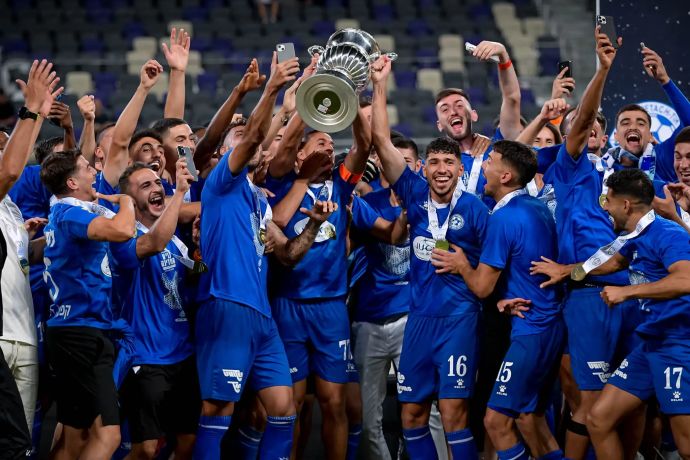 שחקני מכבי פתח תקוה מניפים את גביע המדינה 2024