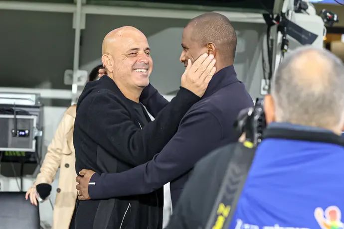 יוסי אבוקסיס מאמן בית"ר ירושלים לצד מסאי דגו מאמן מכבי חיפה