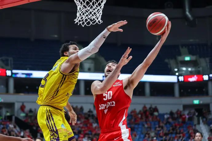 יובל זוסמן הפועל ירושלים לצד ג'סטין סמית' הפועל חולון