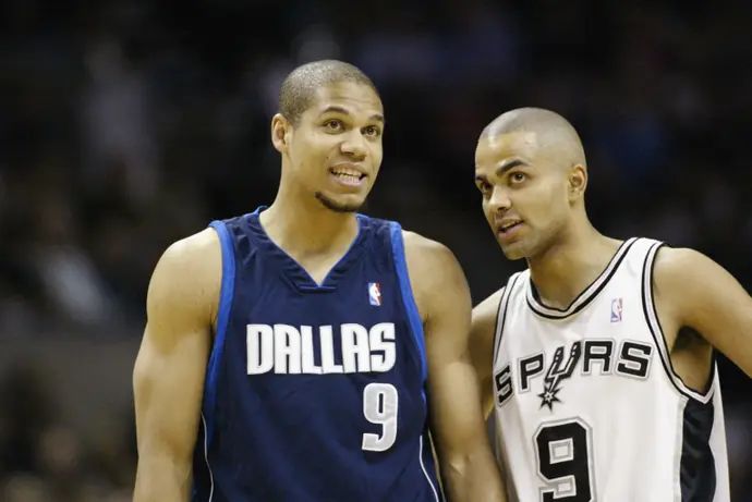 שחקן ה-NBA לשעבר טאריק עבדול וואהד לצד טוני פארקר