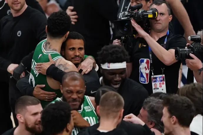 מאמן בוסטון סלטיקס ג'ו מאזולה עם ג'ייסון טייטום