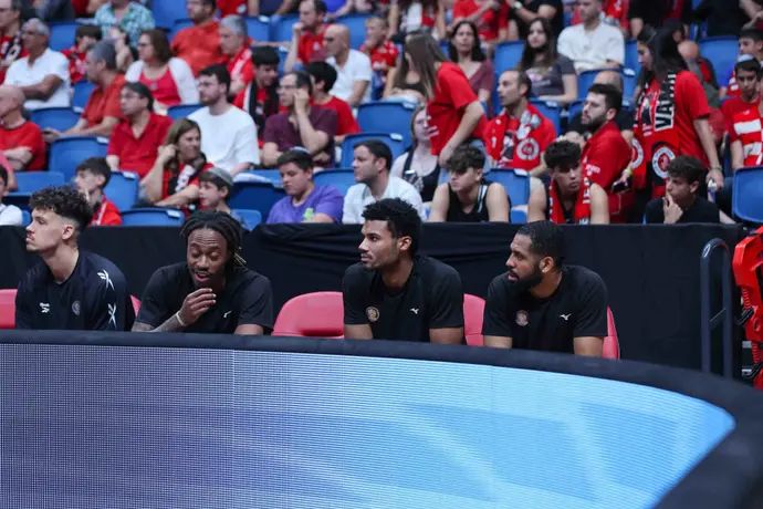 שחקני הפועל חולון: סי ג'יי האריס, טאג' מקול, ג'סטין סמית'