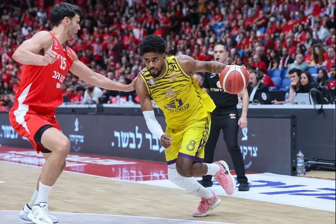 שחקן הפועל חולון שון דאוסון מול שחקן הפועל ירושלים נמרוד לוי