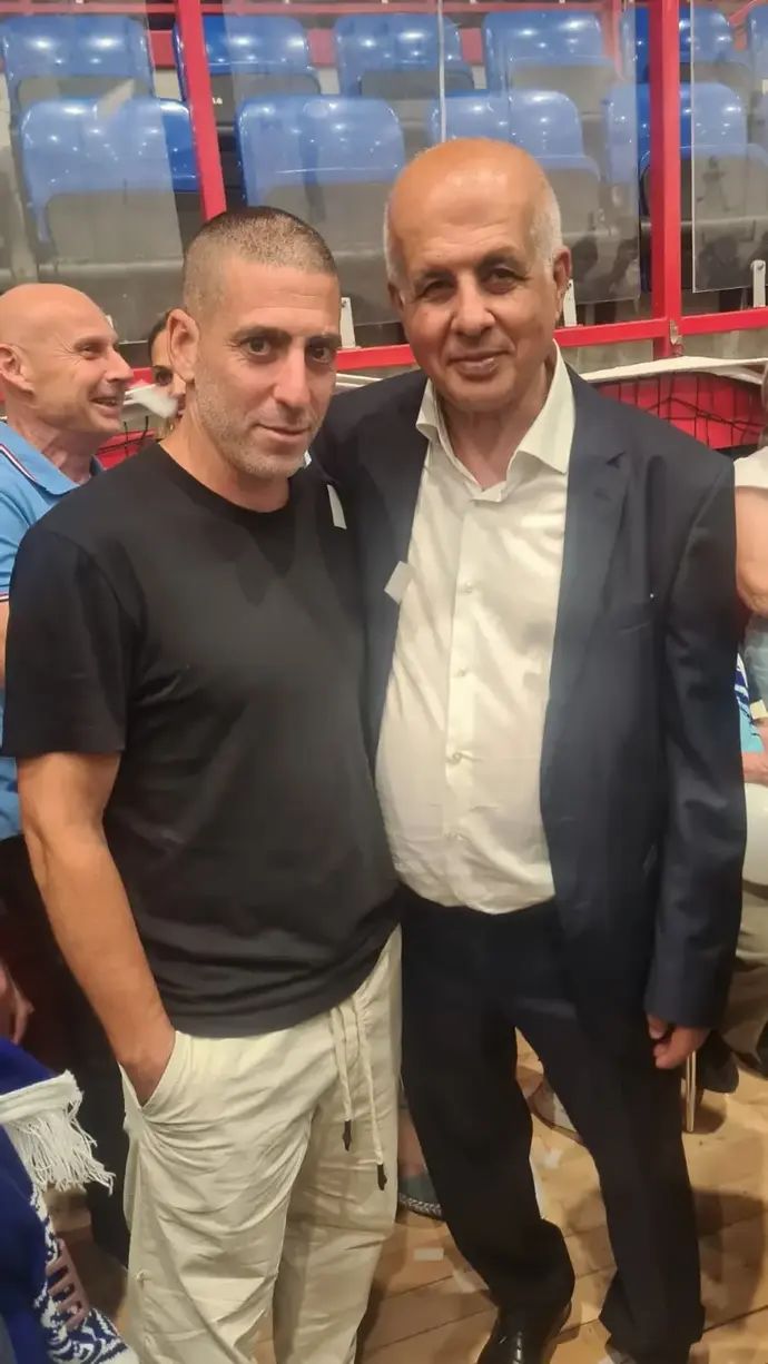 אבי לוזון עם רן קוז'וך בחגיגות הגביע של מכבי פתח תקוה