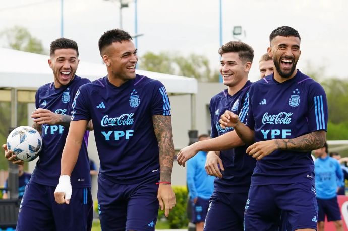 אימון נבחרת ארגנטינה: ניקו גונסאלס, לאוטרו מרטינס, חוליאן אלברס, אנסו פרננדס