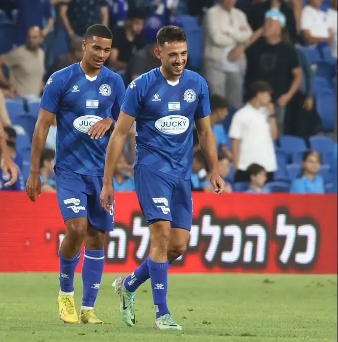 מאור לוי שחקן מכבי פתח תקוה חוגג שער, מאחוריו עידן טוקלומטי