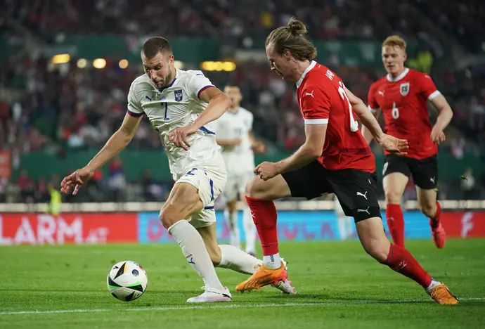 פטריק ויימר נבחרת אוסטריה לצד סטרחיניה פאבלוביץ' נבחרת סרביה