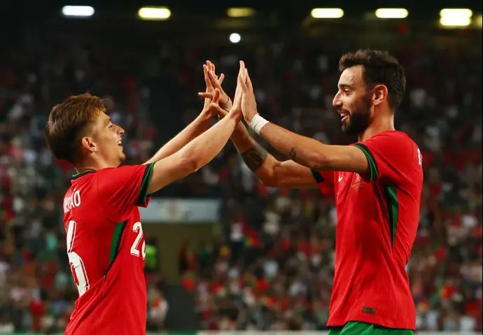 ברונו פרננדש עם צ'יקו קונססאו שחקני נבחרת פורטוגל