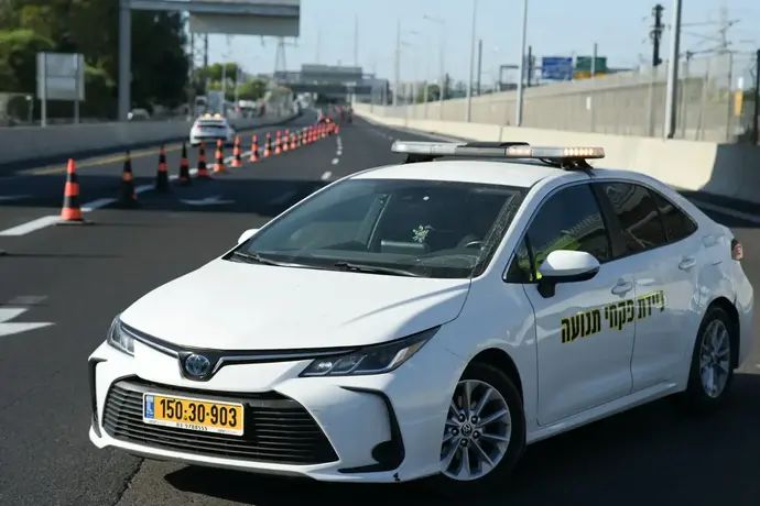 ניידת פקחי תנועה, חסימת כביש בשל עבודות להקמת גשר האלף, מחלף משה דיין, נתיבי איילון דרום,30 במאי 2024