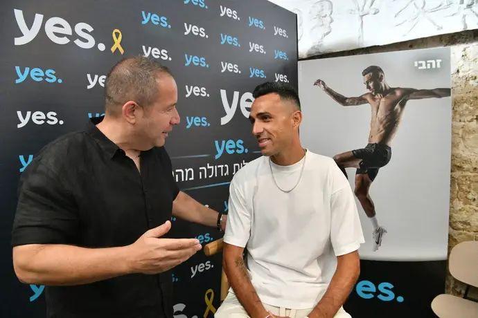 ערן זהבי לצד כתב וואלה ספורט יניב טוכמן